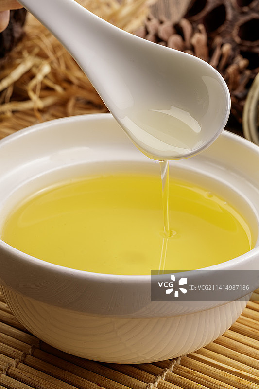 复杂背景中的器皿中盛着的优质亚麻籽油图片素材