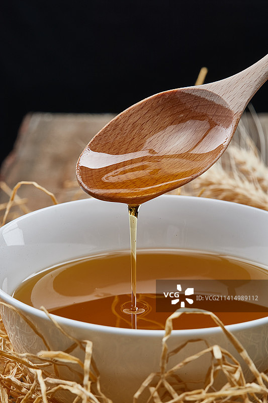 芳香四溢营养健康的胡麻亚麻籽食用油特写图片素材