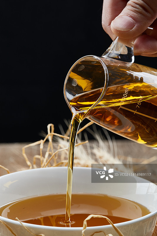 芳香四溢营养健康的胡麻亚麻籽食用油特写图片素材