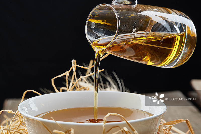 芳香四溢营养健康的胡麻亚麻籽食用油特写图片素材