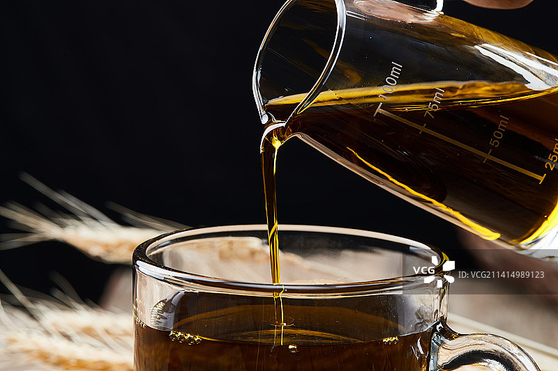 芳香四溢营养健康的胡麻亚麻籽食用油特写图片素材