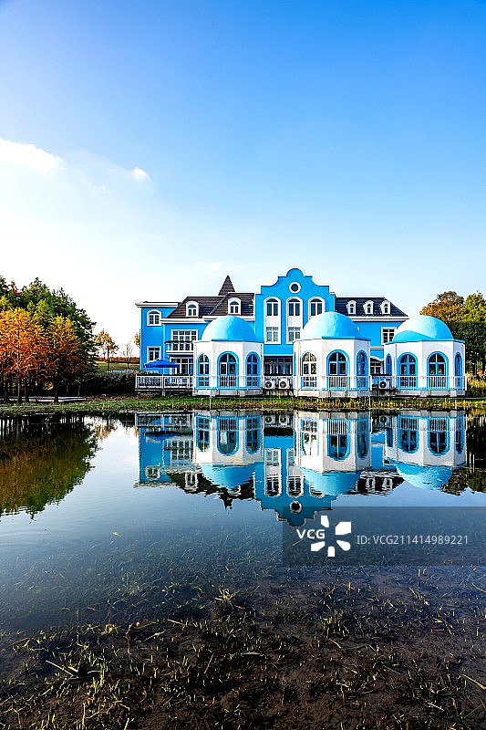 蓝天下的上海闵行文化公园慧音蓝屋秋色倒影景观图片素材