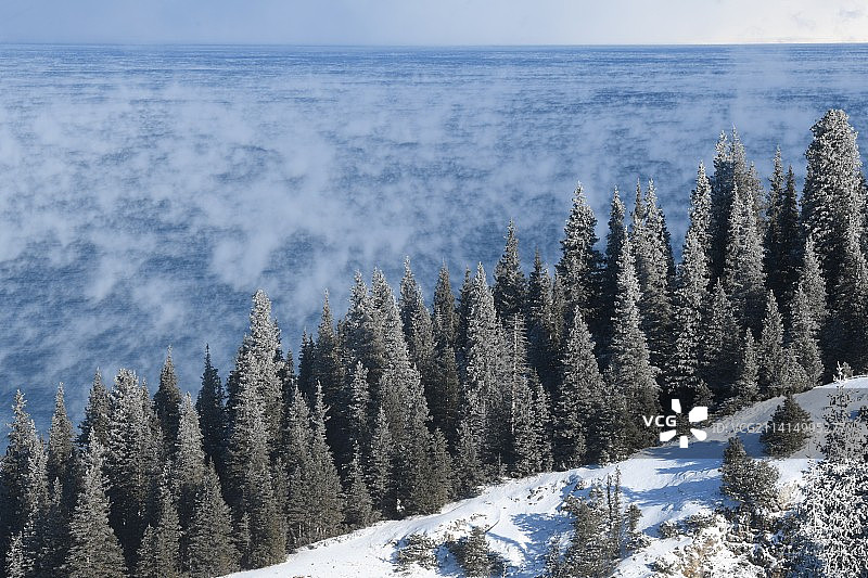 新疆博尔塔拉蒙古自治州冬季的赛里木湖图片素材