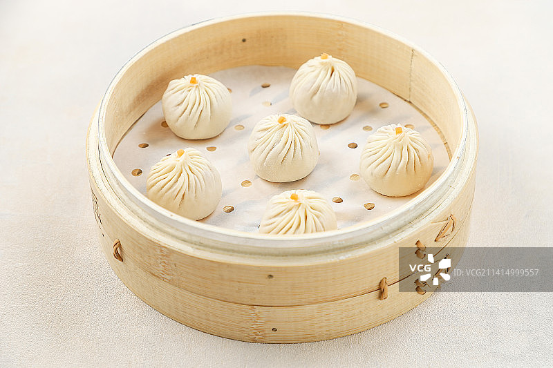 桌上蒸笼里的蟹粉小笼包图片素材