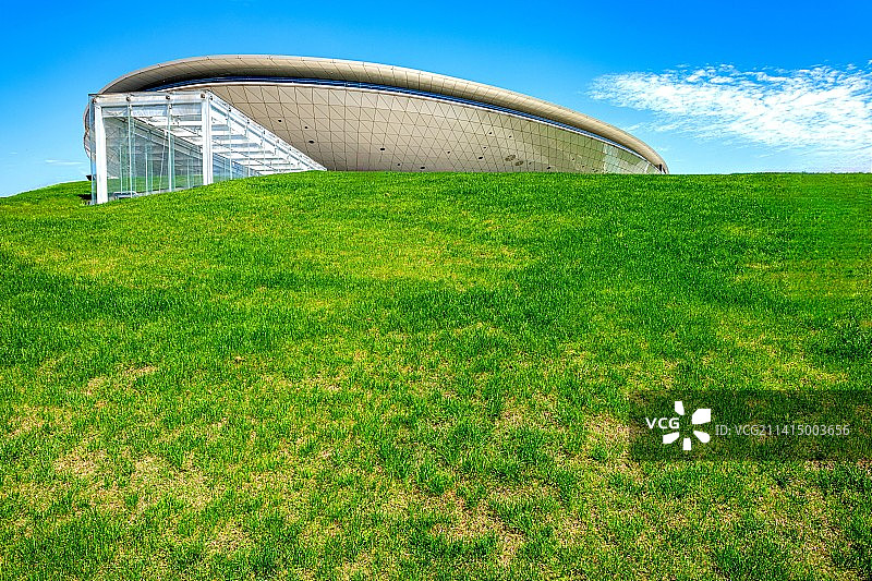 蓝天白云与绿地背景映衬中的上海世界博览会文化中心图片素材