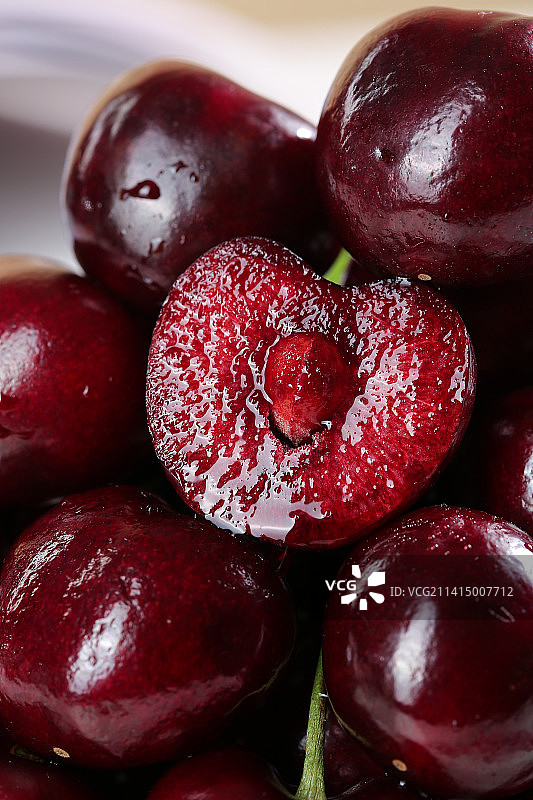 浅底上的智利车厘子图片素材