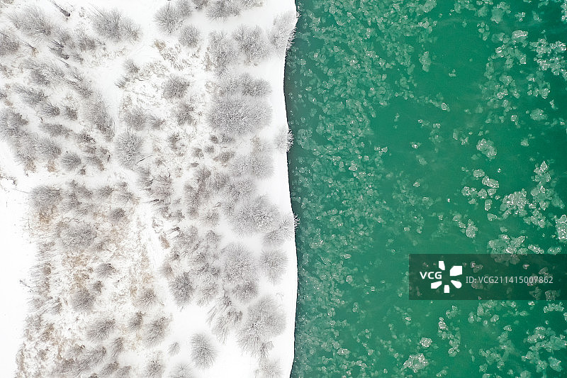 新疆伊犁伊宁市冬季的伊犁河图片素材