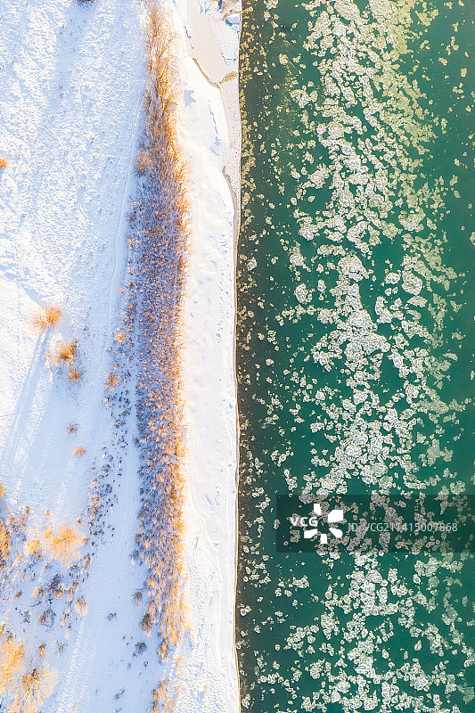 新疆伊犁伊宁市冬季的伊犁河图片素材