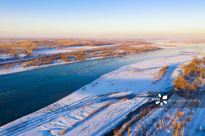 新疆伊犁伊宁市冬季的伊犁河图片素材