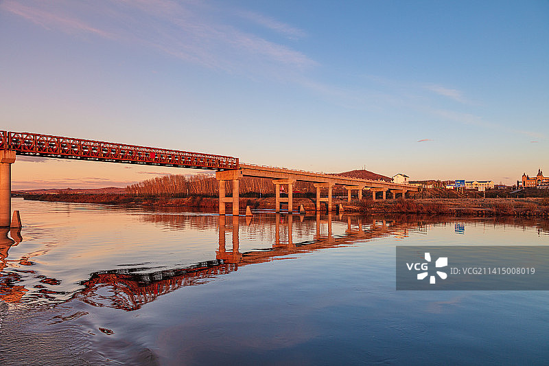 夕阳晚霞映照下的中俄边境室韦口岸，额尔古纳河界河上的室韦—奥洛契中俄友谊桥图片素材