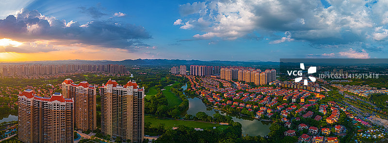 航拍中国南方的高端别墅住宅区全景图图片素材