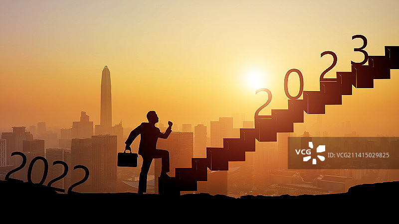 一个人从2022奔跑到2023 黄昏剪影图片素材