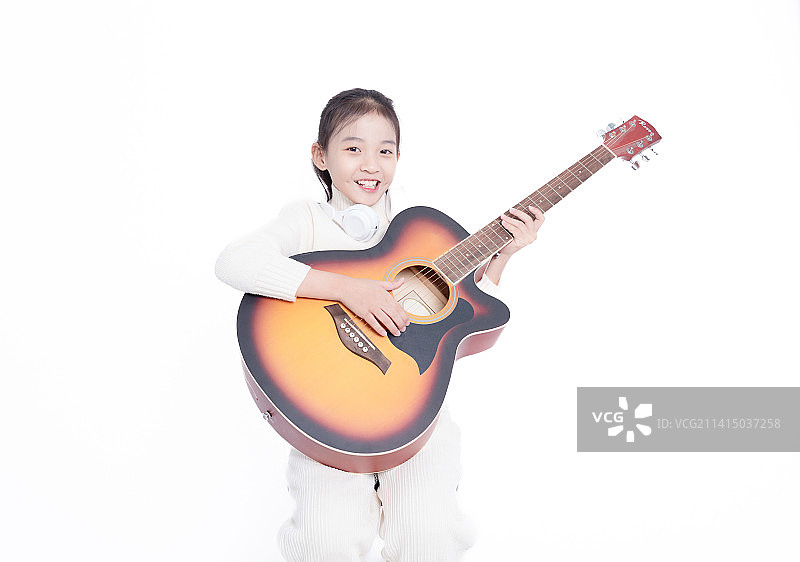 抱着吉他的小女孩图片素材