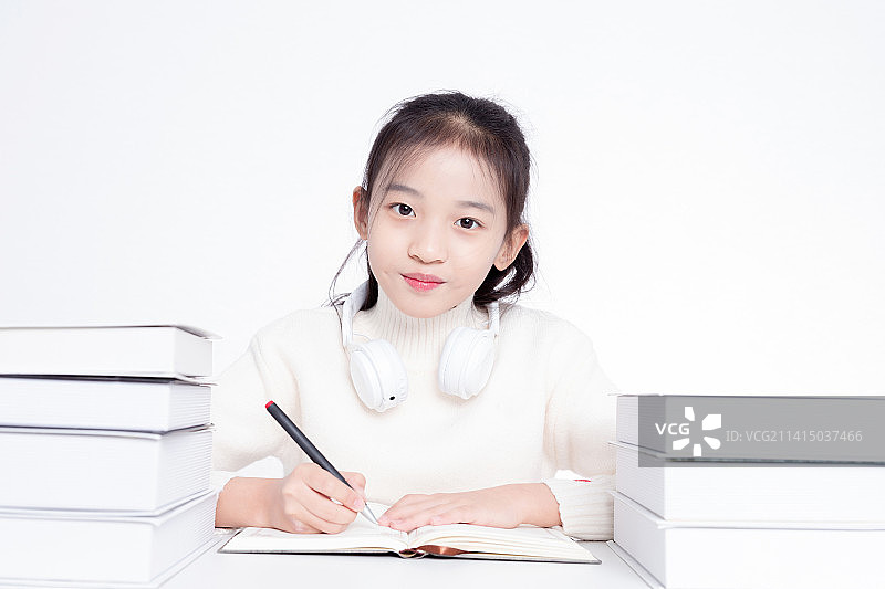 写作业的小学生女孩图片素材