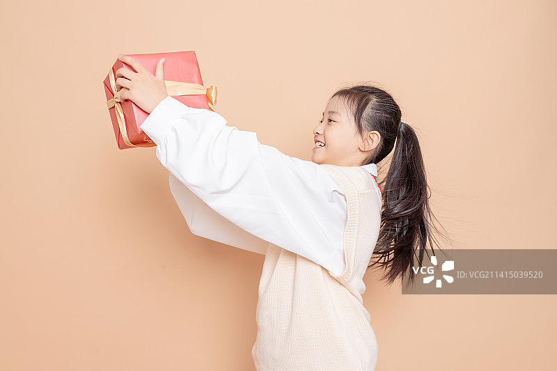 手持礼物盒的小女孩图片素材