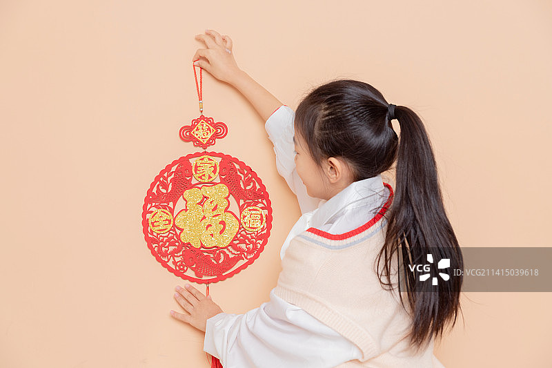 手持福字的中国小女孩图片素材