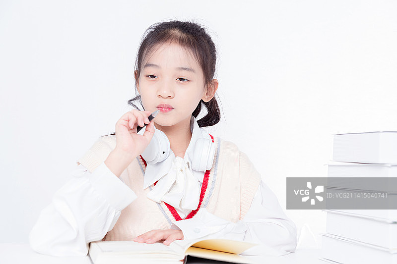 写作业思考的小女孩图片素材