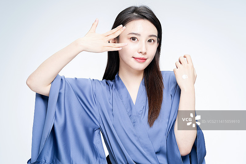 年轻漂亮的亚洲女孩图片素材