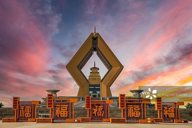落日彩霞映照下的陕西省宝鸡市法门寺合十舍利塔图片素材
