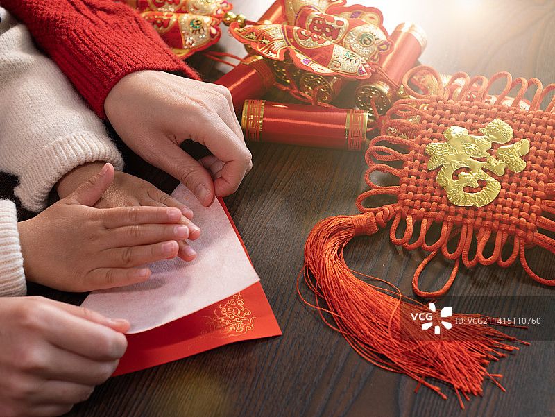 亚洲中国母子春节剪纸剪窗花红纸图片素材