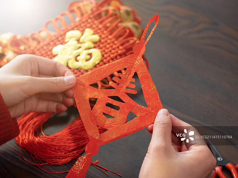 亚洲中国母子春节剪纸剪窗花红纸图片素材