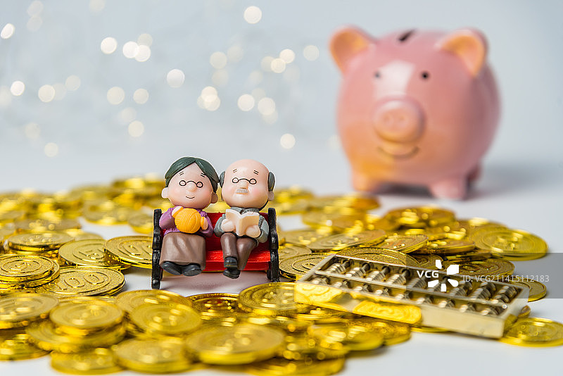 养老金、老年微缩人偶、硬币、存钱罐，算盘图片素材