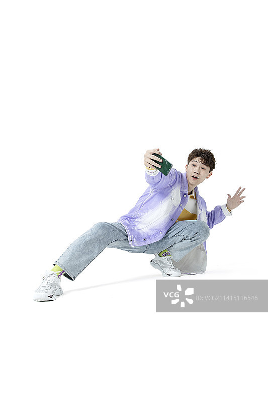 跳着街舞耍着手机的年轻人图片素材