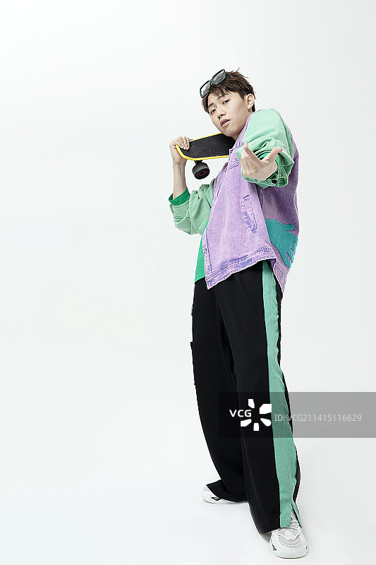 玩耍着滑板的年轻学生图片素材