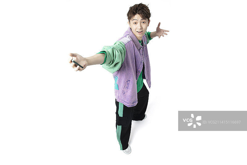 高角度下手拿手机的年轻男性图片素材