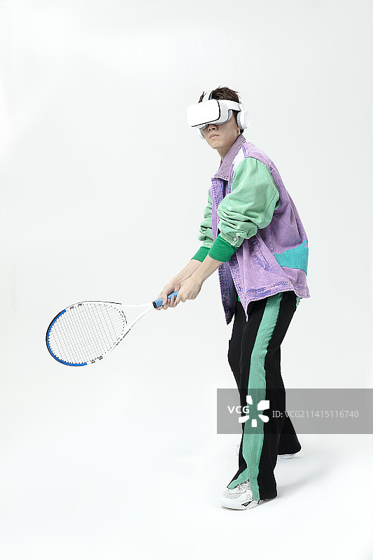VR模拟网球运动练习的男生图片素材
