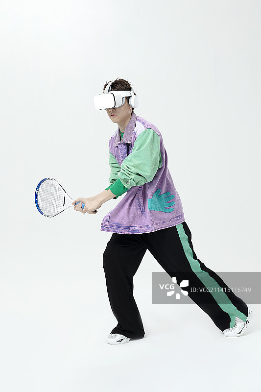 VR模拟网球运动练习的男生图片素材