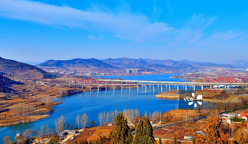 穿越天湖的高架桥（拍摄于山东沂源天湖）图片素材