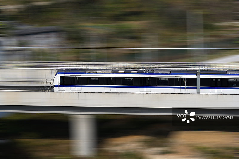飞驰的贵阳地铁2号线图片素材