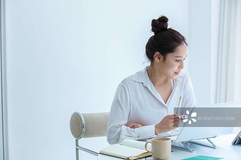 享受远程办公的单身女人图片素材