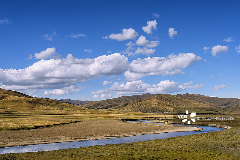 秋季蓝天下的诺尔盖草原图片素材