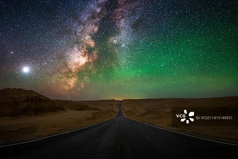 青海海西雅丹地貌G315U型公路银河星空图片素材