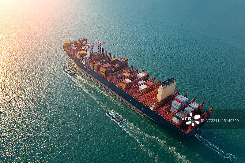 海上航行的集装箱货船图片素材