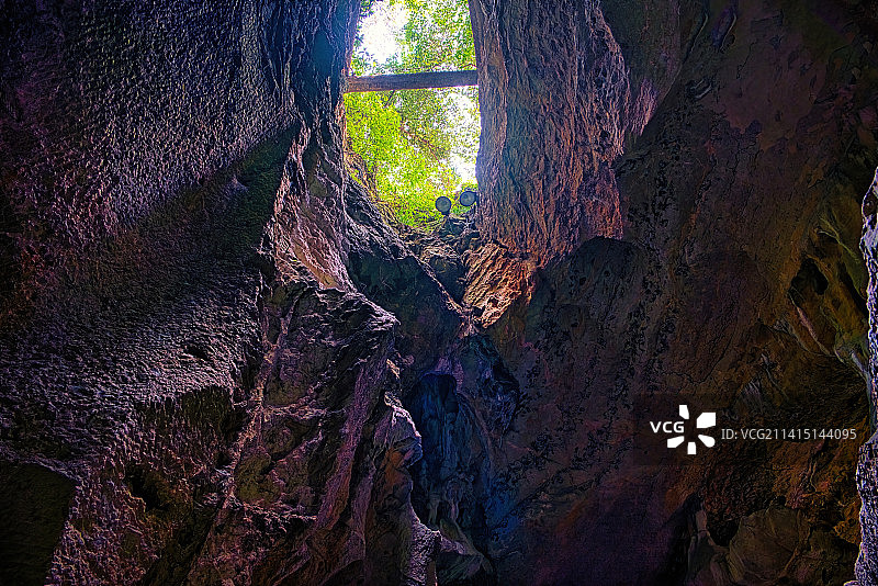 杭州玉皇山上的紫来洞中照下丁达尔光图片素材