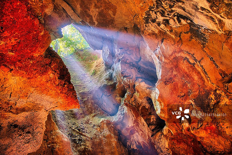 杭州玉皇山上的紫来洞中照下丁达尔光图片素材