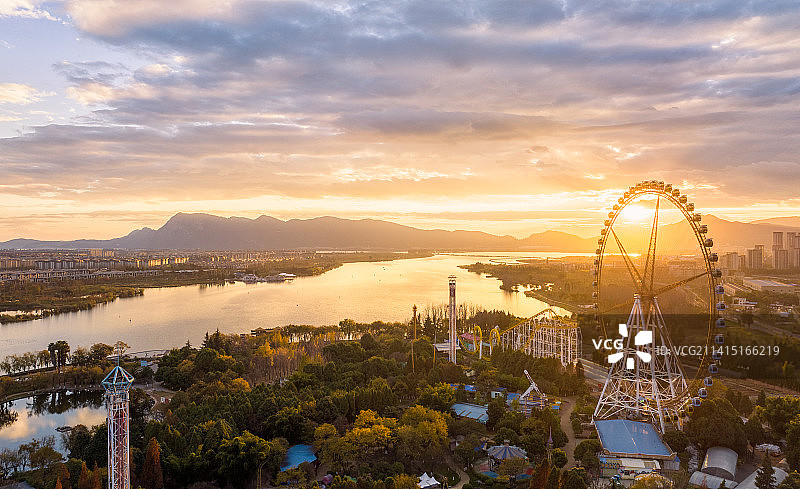 日落时分的昆明西山大观楼航拍图片素材