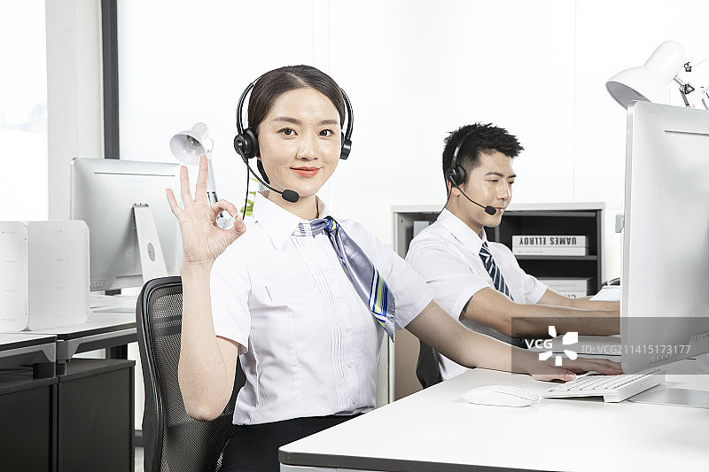 呼叫中心里的年轻男女图片素材