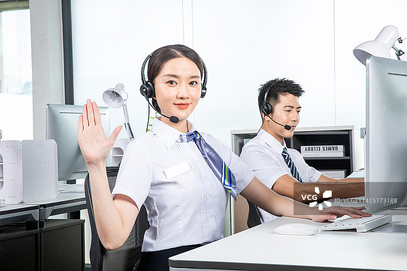 呼叫中心里的年轻男女图片素材