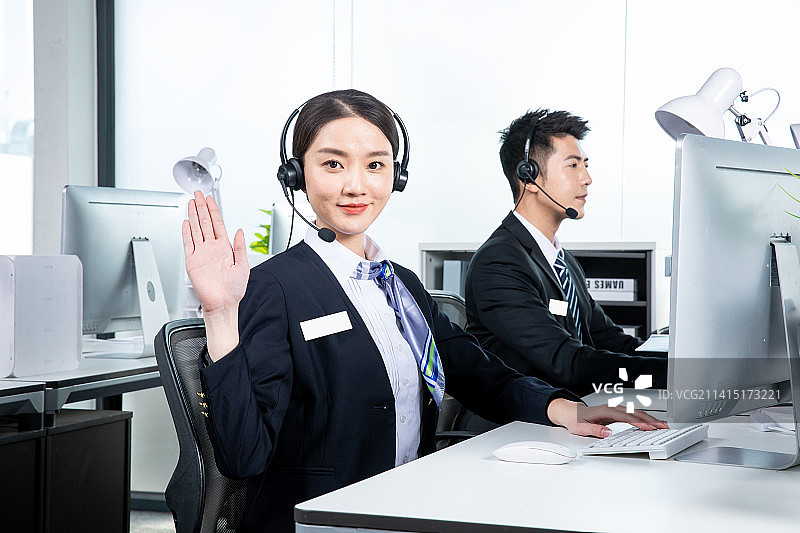 身着正装的年轻那女在办公室工作图片素材