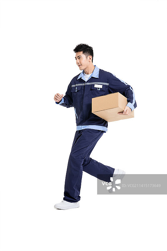 手拿纸盒的年轻男人图片素材