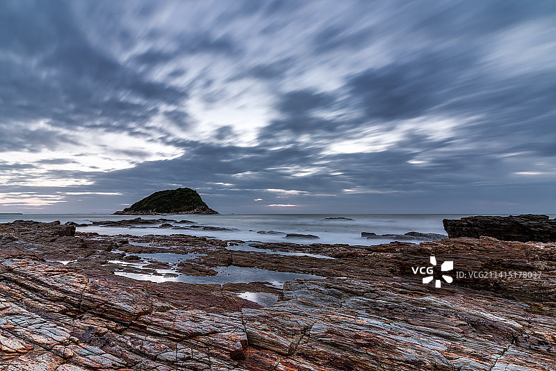 惠州市惠东县彩石滩，海浪，礁石海滩图片素材