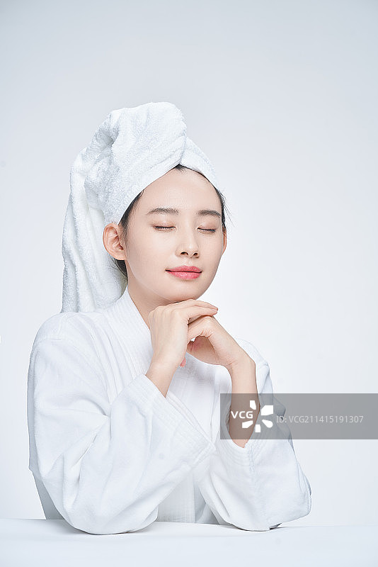 年轻漂亮的亚洲女孩图片素材