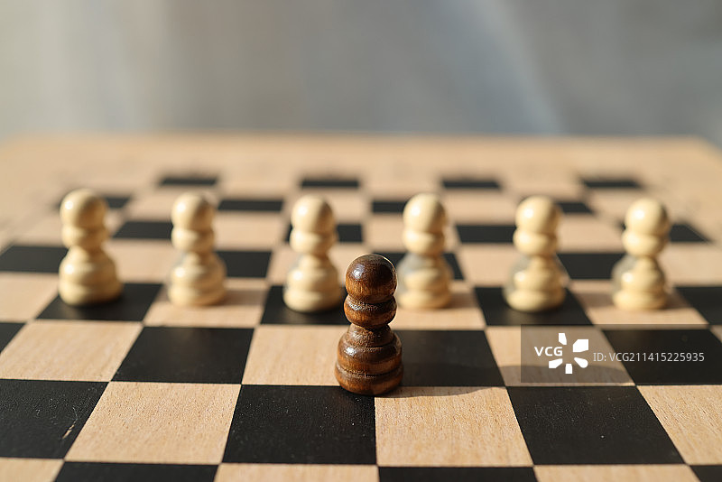 棋盘上棋子展示的领导力和团结的概念图片素材