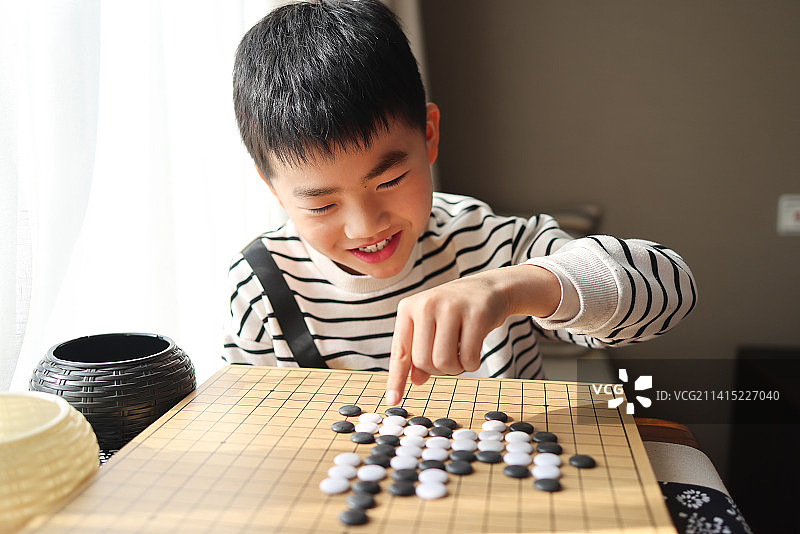 正在下围棋的中国小学生图片素材