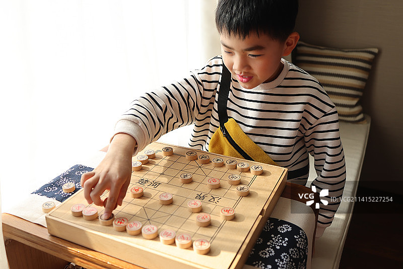 正在下中国象棋的中国小学生图片素材