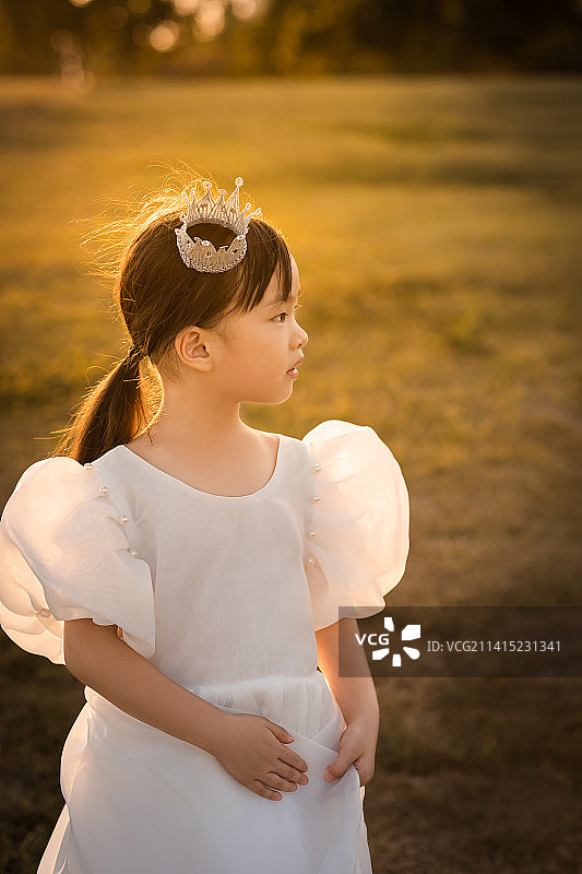 站在草地上的小女孩图片素材